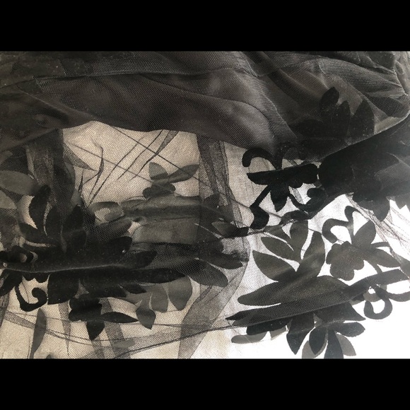 Long dress tulle overlay with velvet flowers - Picture 3 of 3